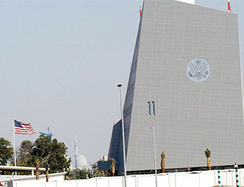 افرادی که دارای Green Card می باشند ، باید از طریق سفارت آمریکا در پایتخت امارات ، یعنی شهر ابوظبی برای گرفتن وقت سفارت آمریکا اقدام کنند.
